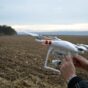 Een drone inspecteert een brug, waardoor nauwkeurige gegevens worden verzameld voor veiligheid en onderhoud.