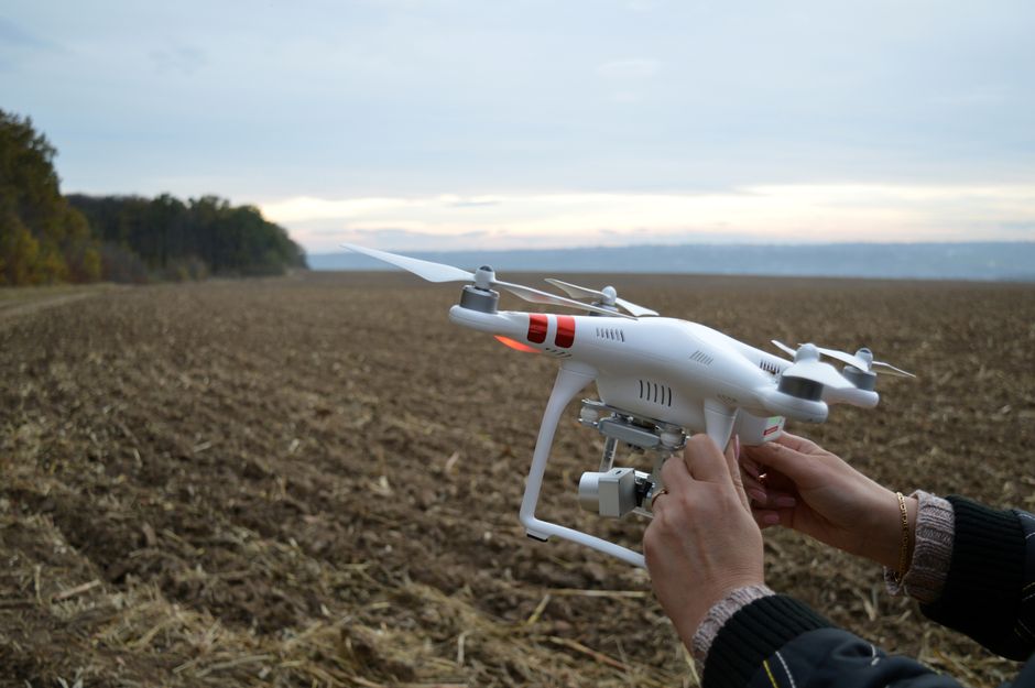 Een drone inspecteert een brug, waardoor nauwkeurige gegevens worden verzameld voor veiligheid en onderhoud.