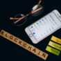 Een moderne fintech app op een smartphone met financiële grafieken en gegevens.