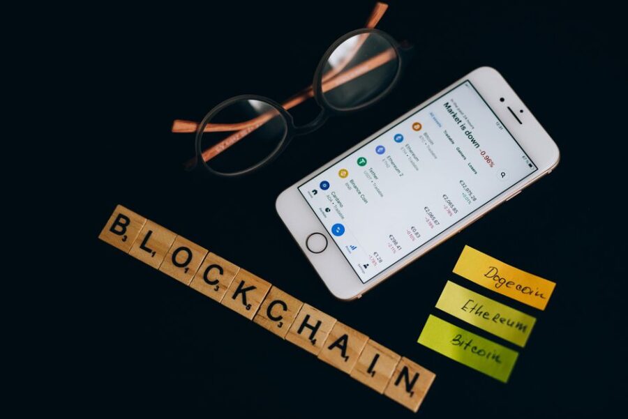 Een moderne fintech app op een smartphone met financiële grafieken en gegevens.