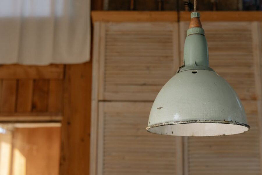 Plafonnier style industriel moderne dans un salon élégant, ajoutant du caractère et de la chaleur à l'espace.
